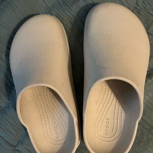 CROCS Women’s White Slippers Size 6   $30